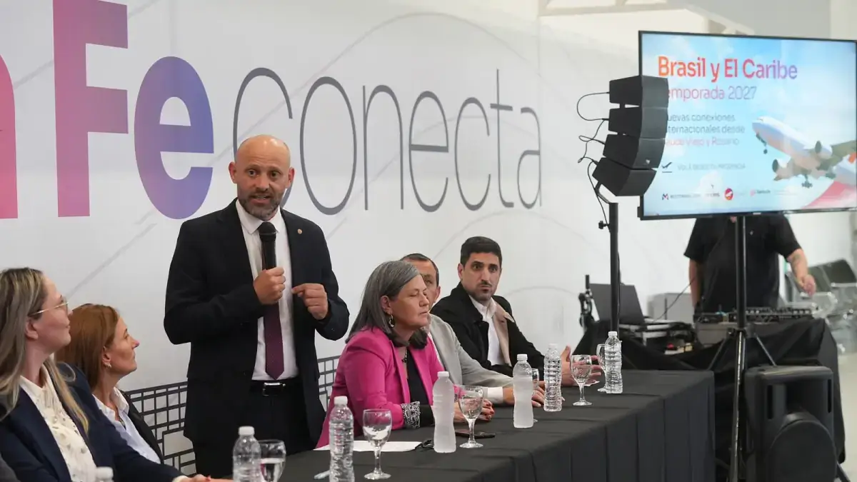 Gustavo Puccini durante la presentación de las nuevas conexiones internacionales desde los aeropuertos de Sauce Viejo y Rosario para el verano 2027.